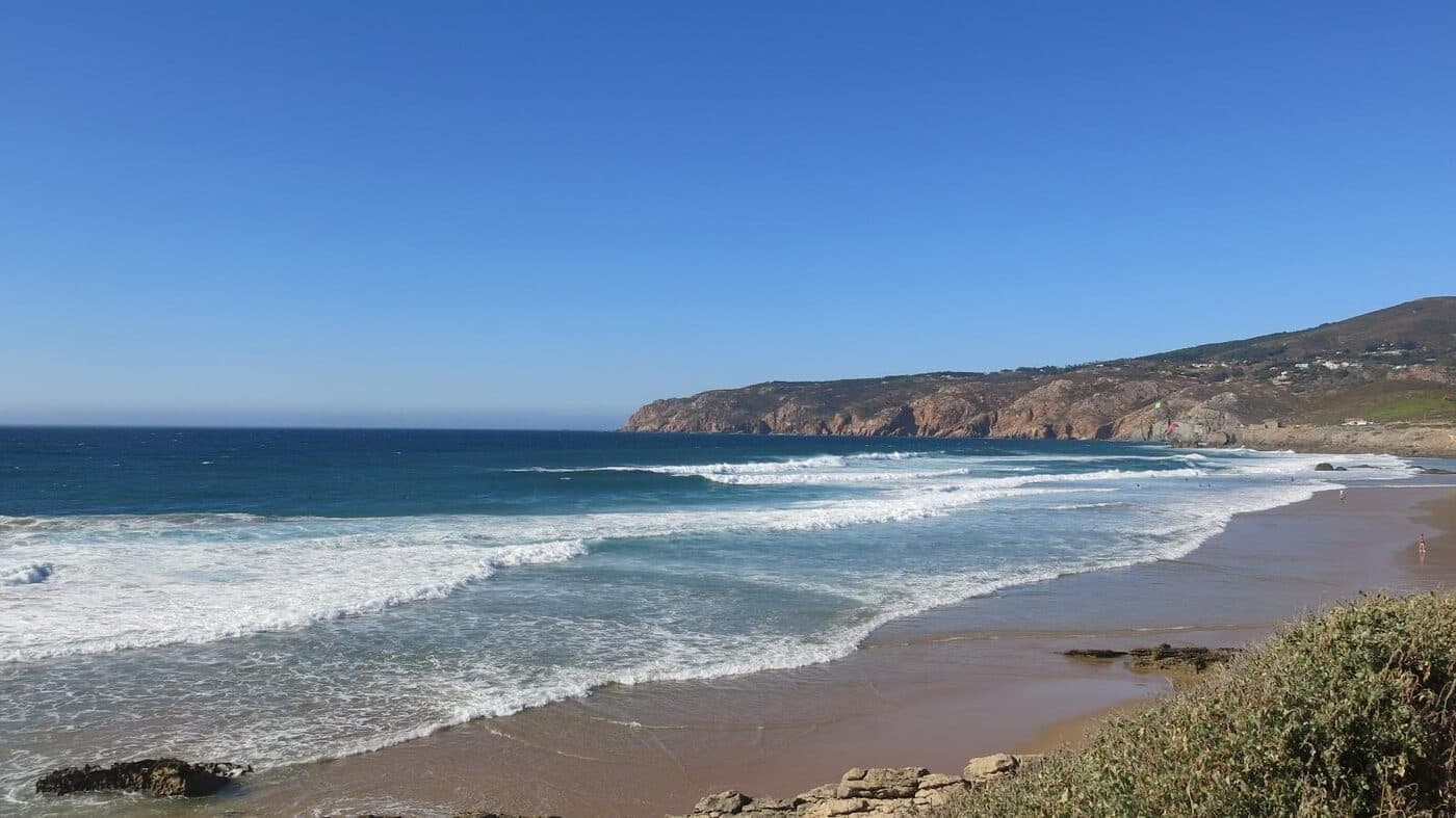 As melhores praias para aprender a surfar em Lisboa e Cascais