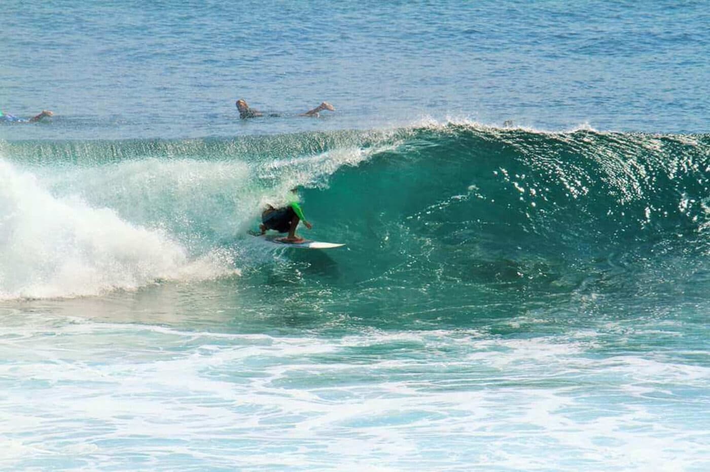 Surfista a fazer uma manobra numa onda